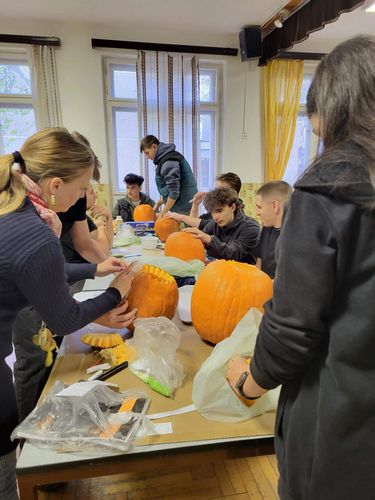 Minta felragasztásában a tanárnő is besegített