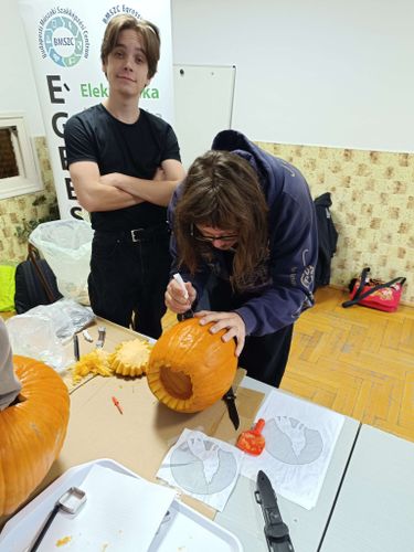 Tökfaragás különböző eszközökkel