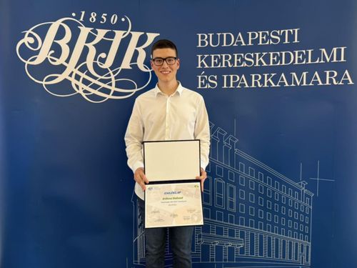 Különdíjas lett Kékesi Roland 10.i osztályos tanulónk a Budapesti Kereskedelmi és Iparkamara által kiírt „Mesterségek 2024-2025” c. fotópályázaton. Pályaműveit repülőgép pilóta és repülőtérforgalmi felügyelő szakmákról küldte be