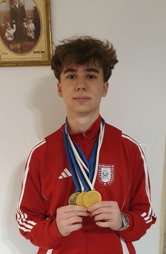 Két Arannyal egy Bronz éremmel tért haza Leopold Zoltán az U16-os és U18-as 10 méteres sportlövő Európa bajnokságról
